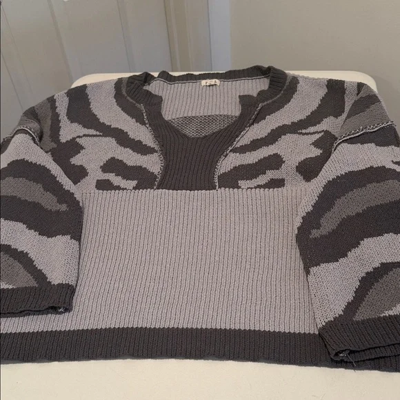 POL Charcoal & Light Gray Oversized Relaxed Boxy VNeck Sweater Medium - Picture 4 of 16